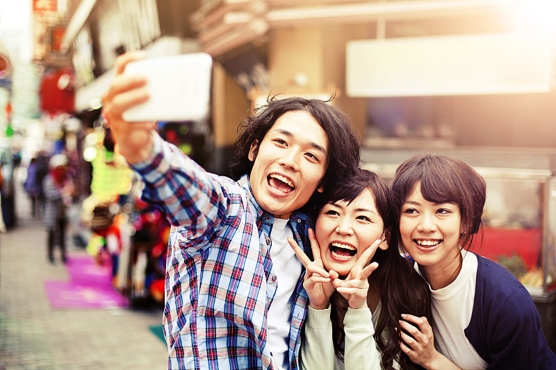 一群日本年轻人在东京自拍，图片下载