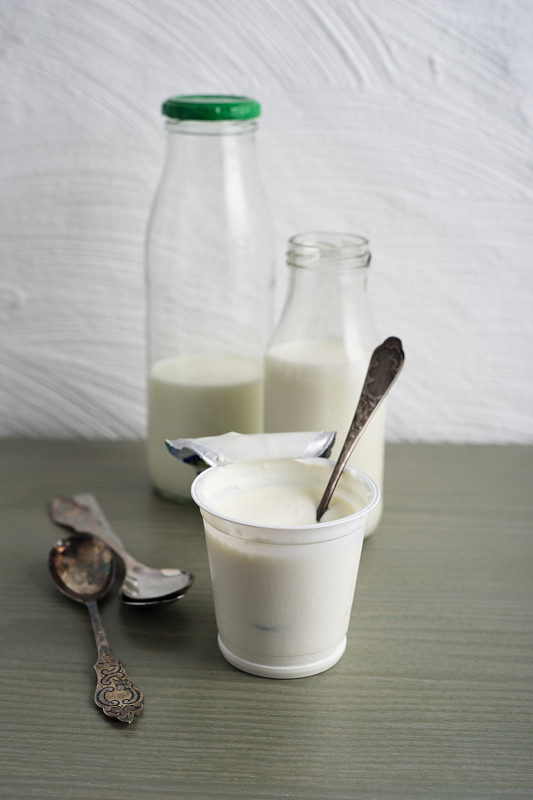 瓶装牛奶和一杯天然酸奶图片下载