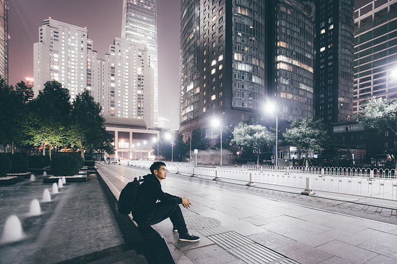 一个男人在城市之夜等待着什么图片下载