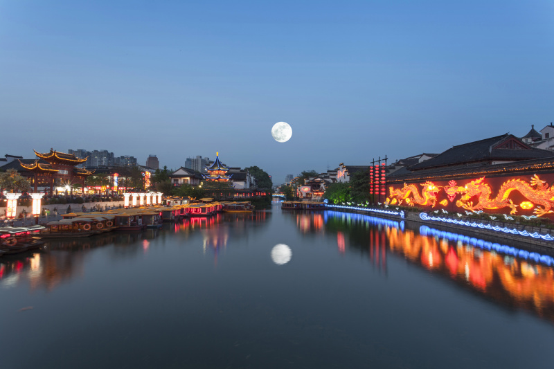 中国江苏省南京市的秦淮河在晚上满月图片素材