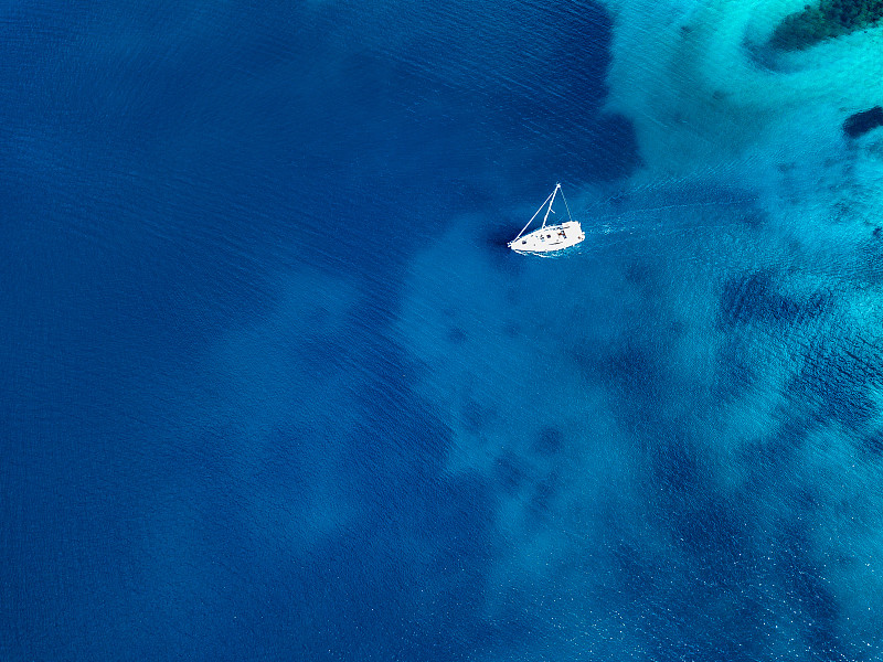 航行中的帆船，无人机拍摄图片下载