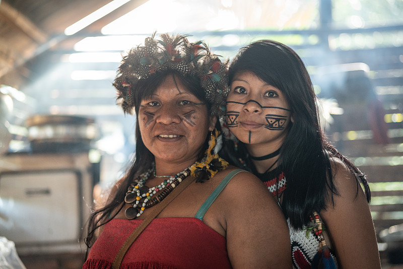 土著巴西母亲和女儿肖像，来自图皮瓜拉尼民族，在一个棚屋图片下载