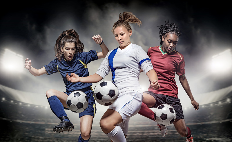 三名女足球运动员图片下载