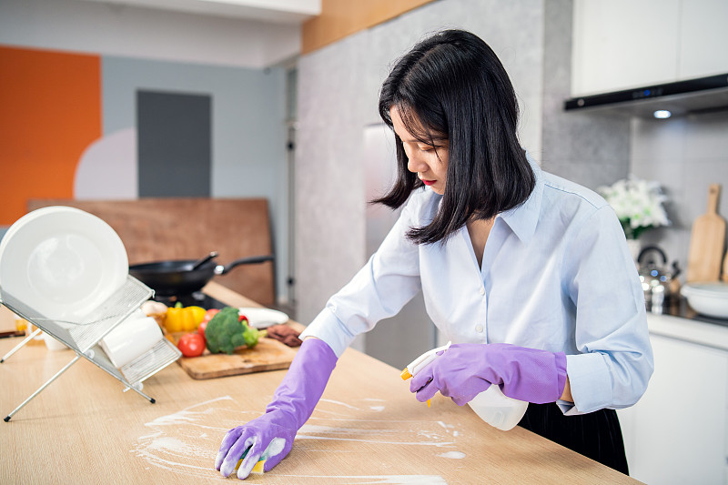 一个中国女人在打扫厨房图片素材