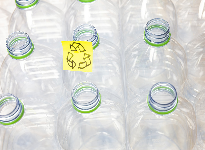 一组塑料饮料瓶回收与回收标志图片下载