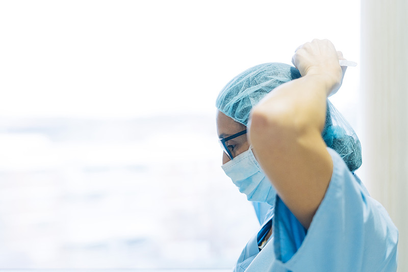 女医生系着外科口罩，准备手术图片素材