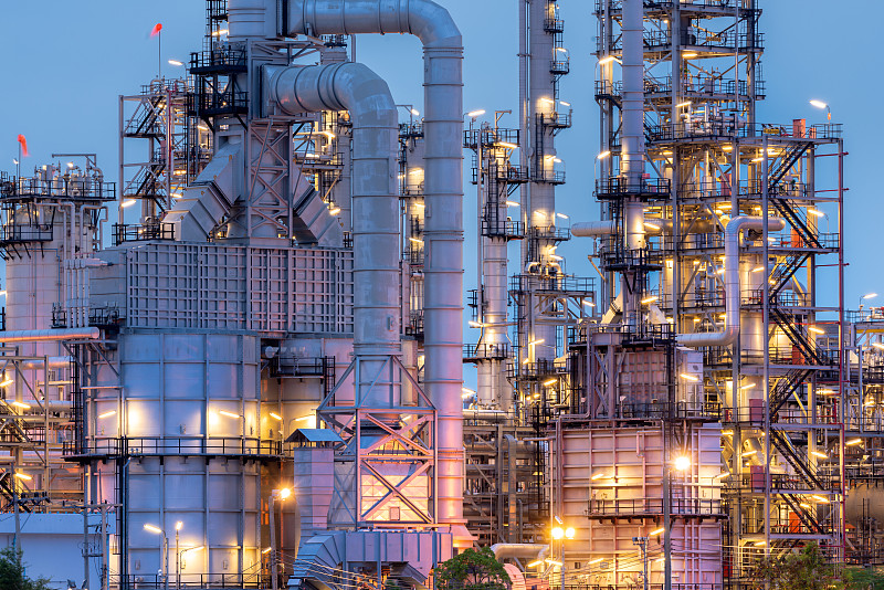 管道，炼油厂的复杂工业管道图片素材