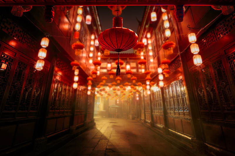 春节期间，传统的红灯笼在四川成都的街道上点亮。中国文化。图片下载