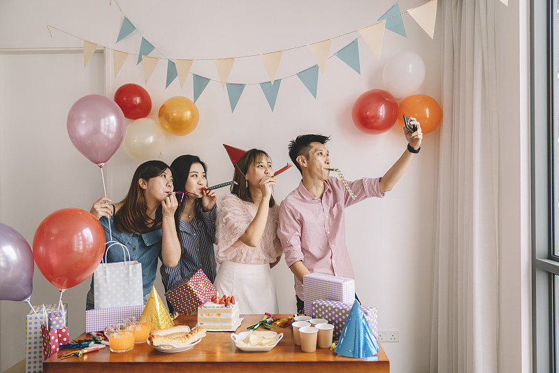 一群朋友为一位亚裔中国女同事庆祝生日图片下载