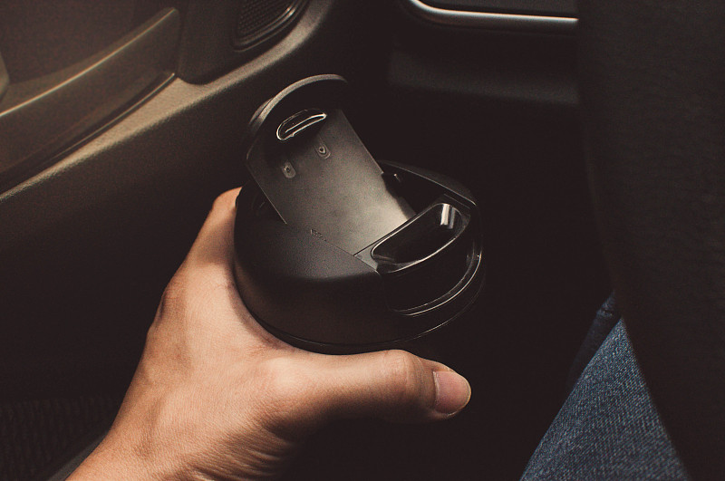 在车里用可重复使用的咖啡杯喝热咖啡图片素材