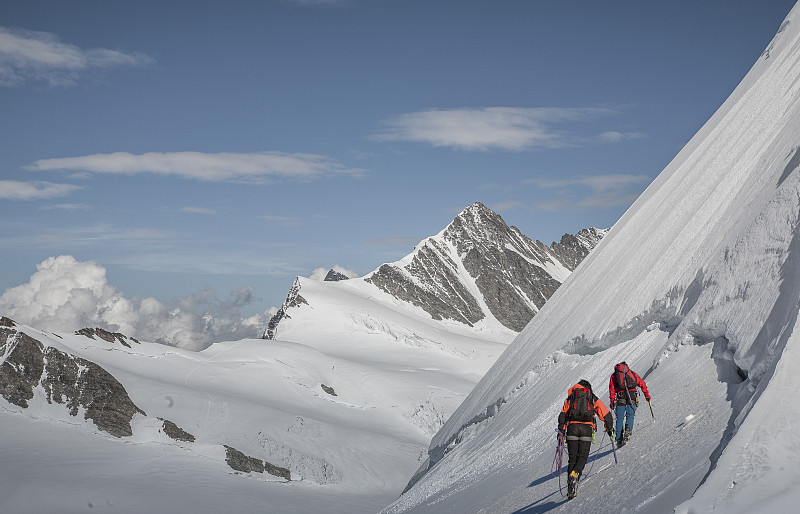 雪坡上的登山者图片下载
