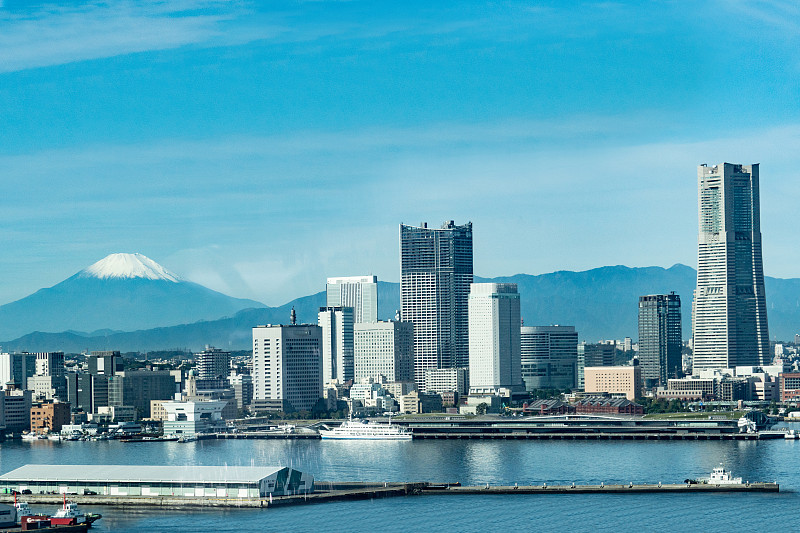 从飞机上俯瞰日本神奈川县的富士山和横滨市图片下载