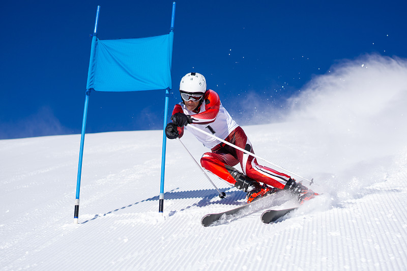 滑雪者在赛车服滑雪超级g图片下载