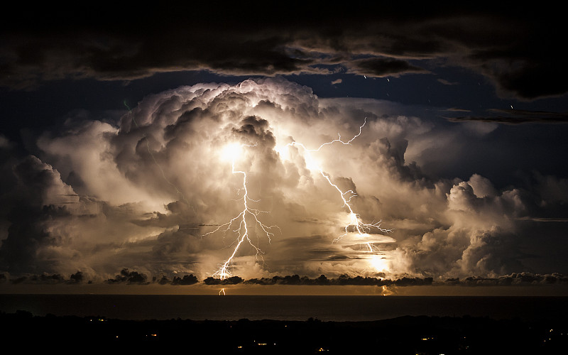 拜伦湾的暴风雨夜图片素材