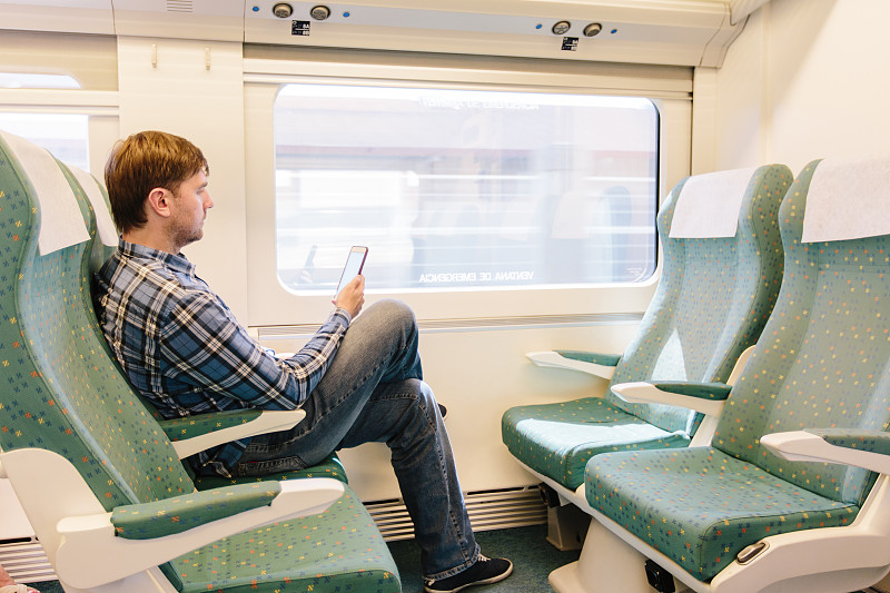 一名男子在高铁上使用智能手机图片下载