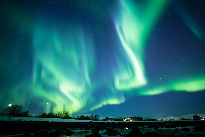 挪威海岸上空令人难以置信的北极光活动图片下载