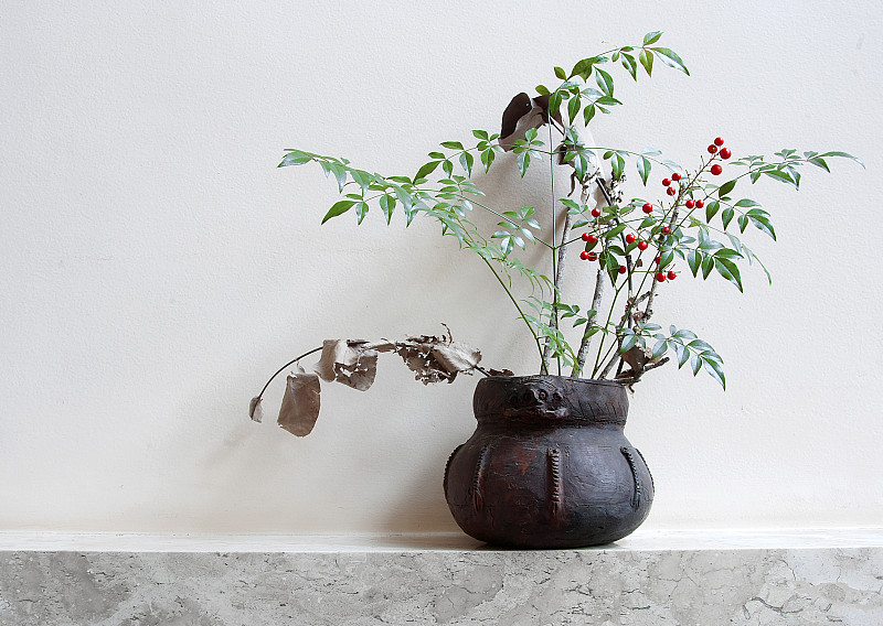 插花的秋季艺术花瓶。图片下载