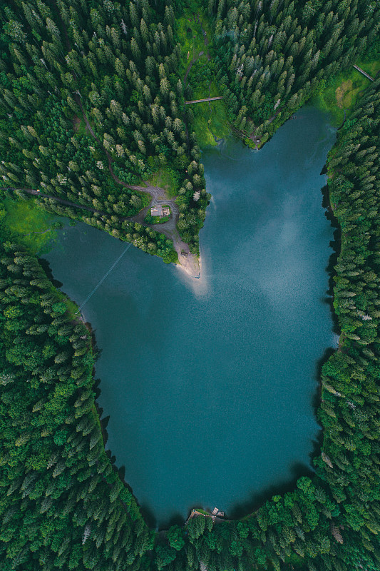 鸟瞰图的Synevir湖在喀尔巴阡山脉在乌克兰图片下载
