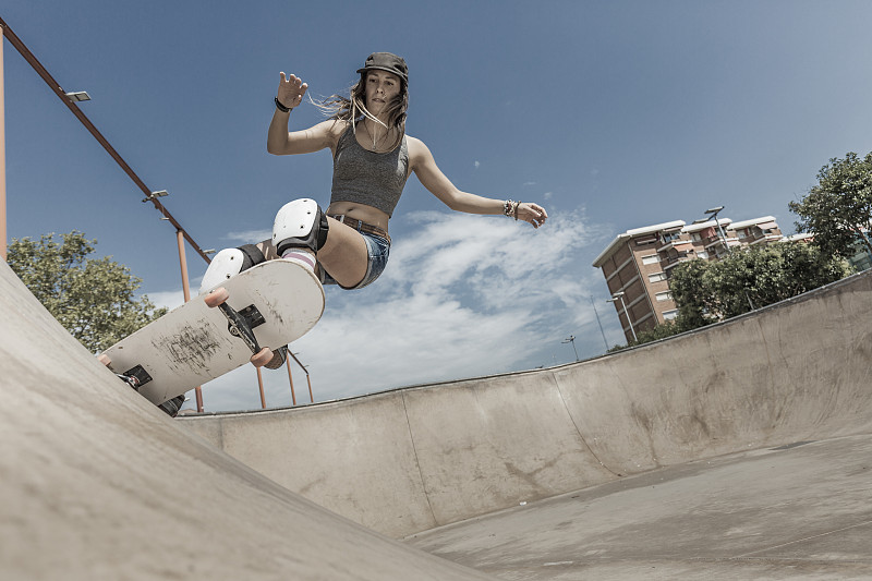 在巴塞罗那玩滑板的年轻女子图片下载