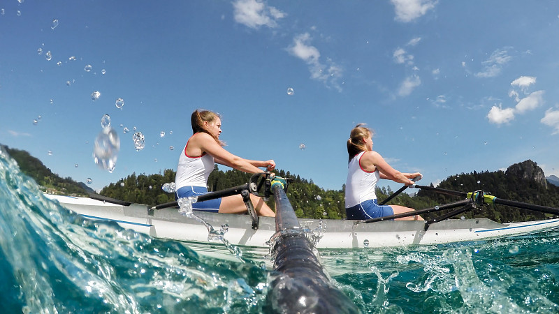 下午晚些时候，两名女运动员划船横渡湖泊图片下载