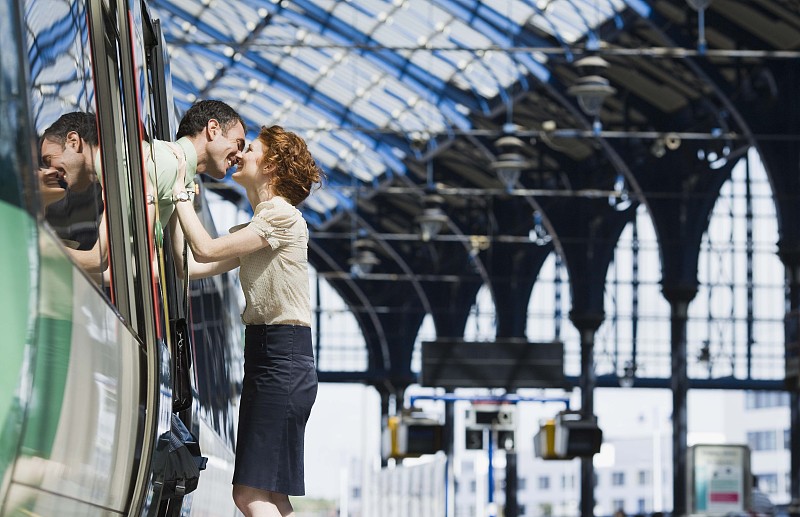 火车上接吻的情侣图片下载