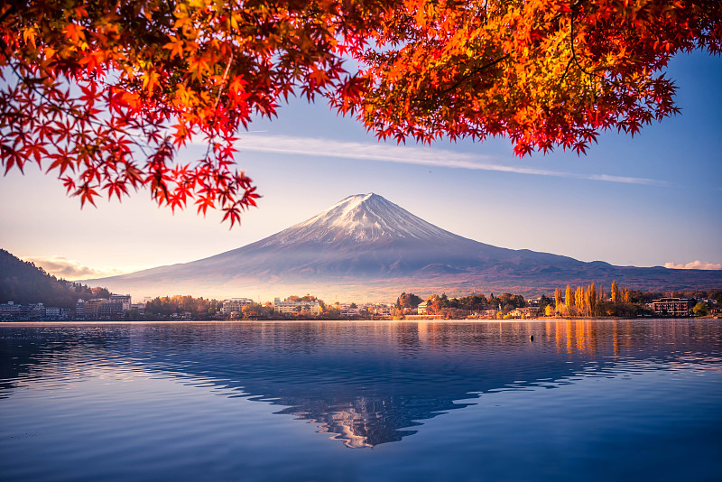 七彩秋色，川口湖的富士山晨雾和红叶是日本最好的地方之一图片下载