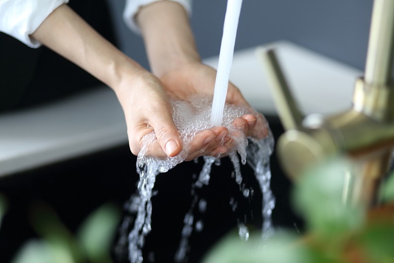 裁剪图像的女人洗手在水槽图片下载