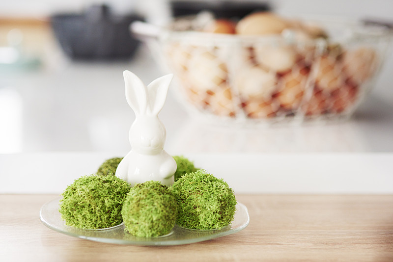 Easter bunny table decoration on kitchen counter图片素材