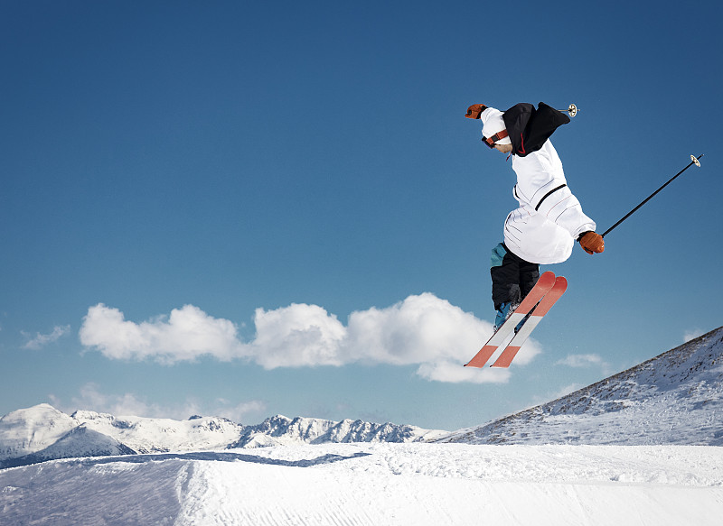 安道尔比利牛斯山的滑雪者跳跃图片下载