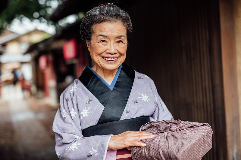 微笑的传统日本老年妇女图片下载