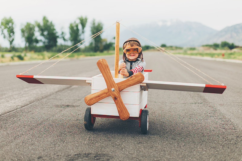 小男孩驾驶玩具飞机图片下载