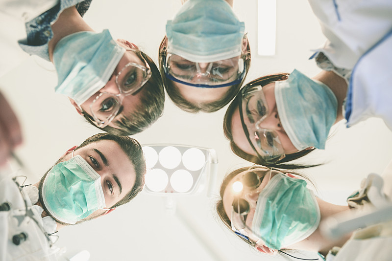 正在进行外科手术的牙医团队图片下载