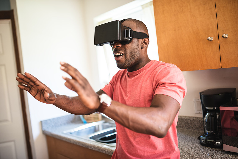 非洲人用虚拟现实设备模拟器娱乐自己图片素材