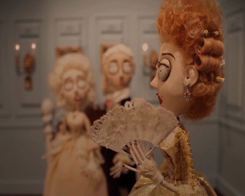 怪诞木偶僵尸玛丽·安托瓦内特扇自己，定格动作效果图片下载