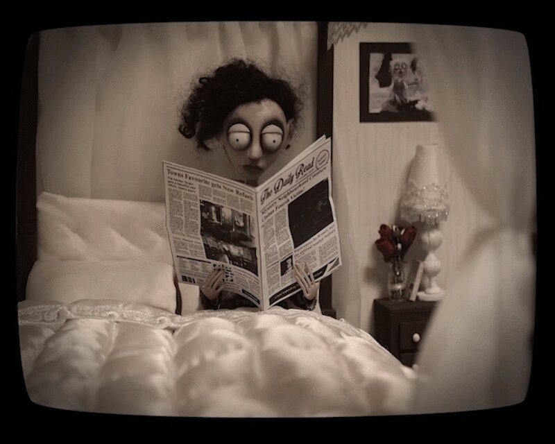木偶人物在床上看报纸，停止运动效果图片下载