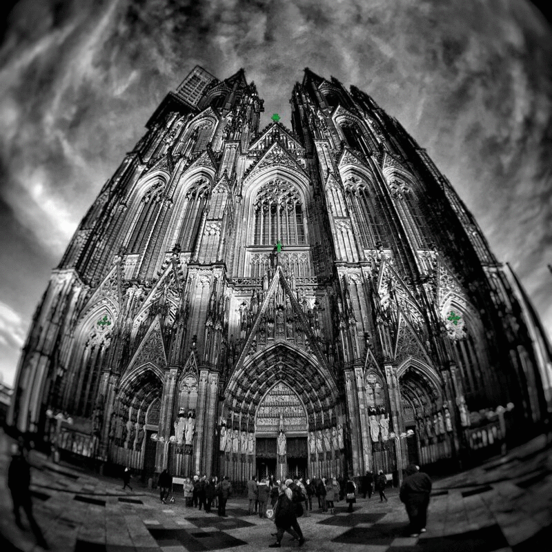 低角度大教堂对戏剧性的天空，低角度视图，科隆，德国图片下载