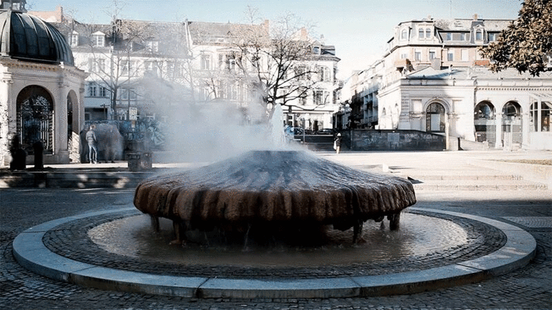 公园喷泉里沸腾的热水冒出的蒸汽图片下载