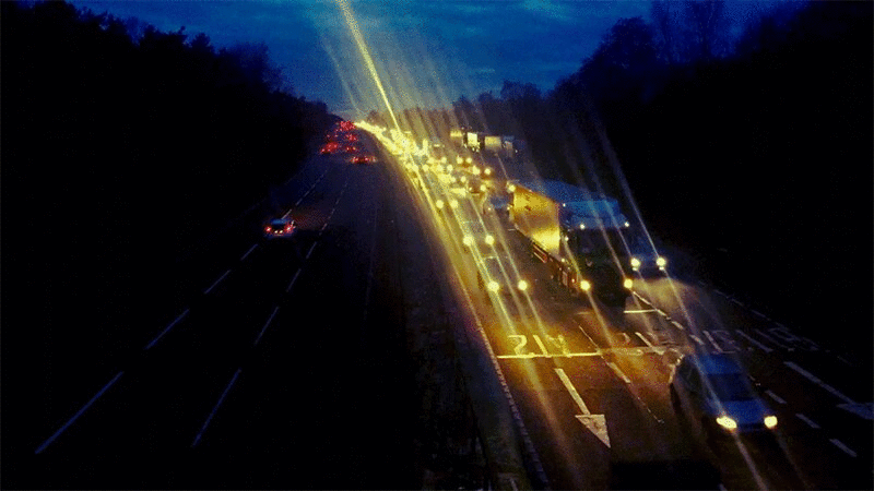 夜间高速公路上行驶的车辆图片下载