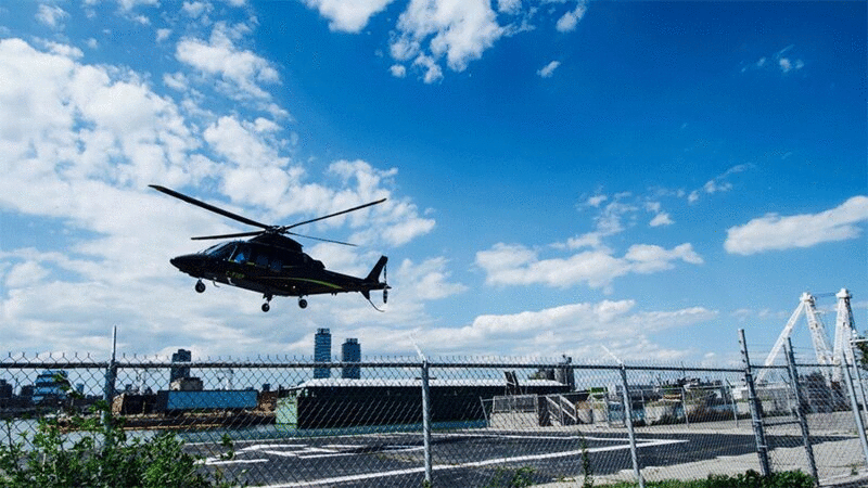 直升机在直升飞机场图片下载