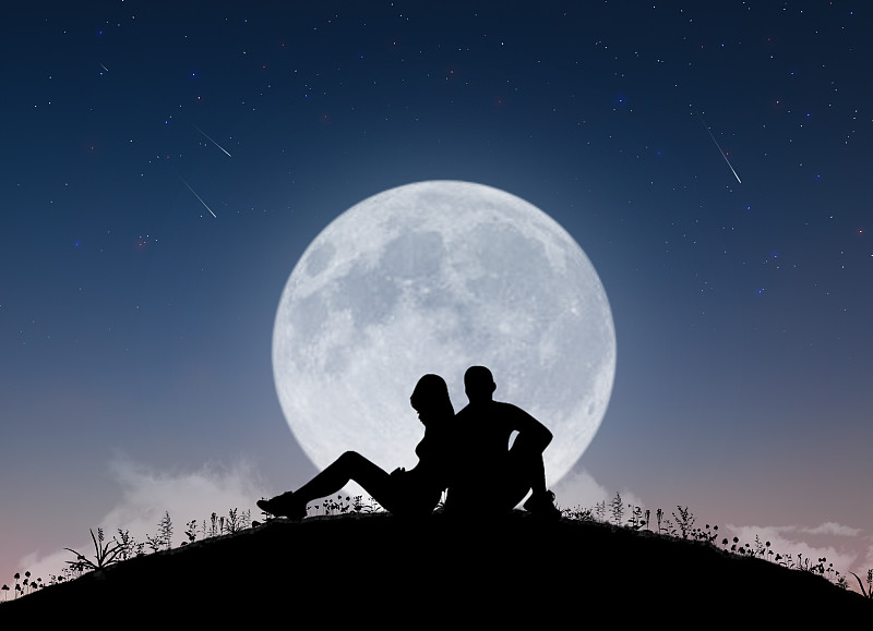 月亮下的最美情侣图片图片