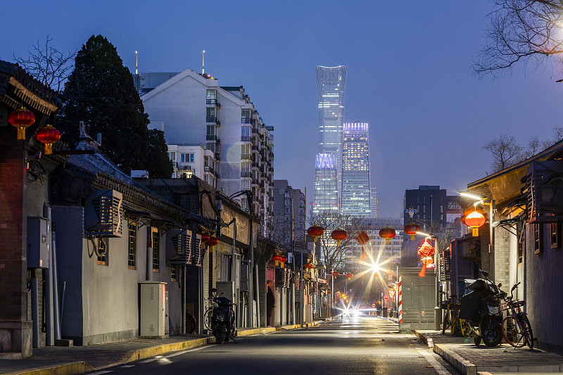 北京胡同传统建筑与国贸现代建筑图片下载