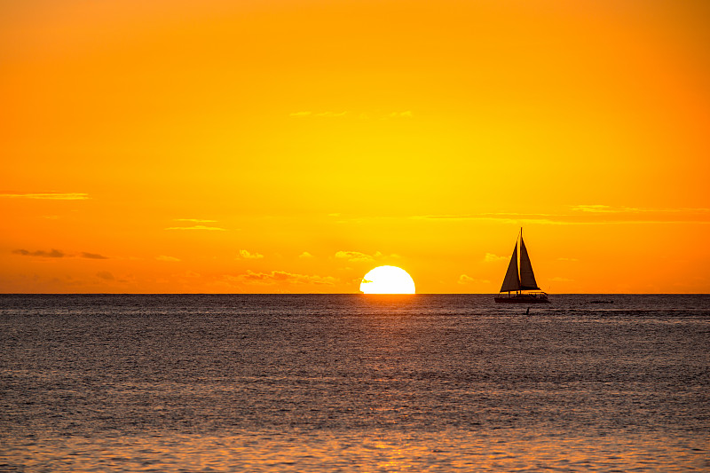 日出时海上的游艇，小凯斯诺耶尔，毛里求斯图片下载