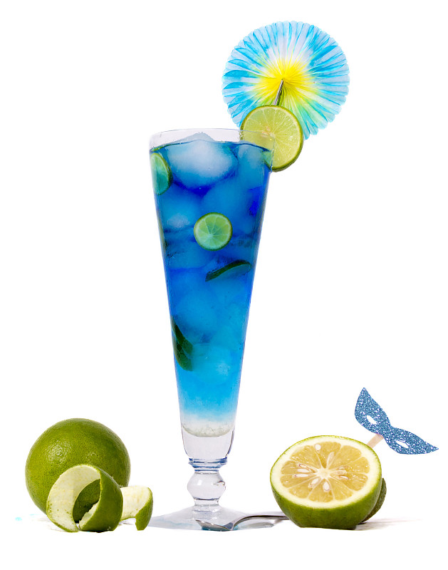 蓝色泻湖饮料的特写与夏季装饰在白色的背景图片下载