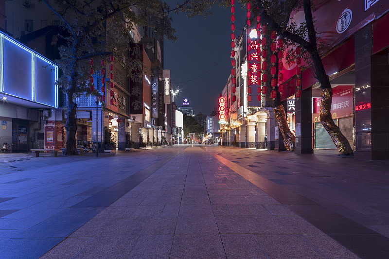 广州北京路商业步行街岭南文化砖石路面夜景图片下载