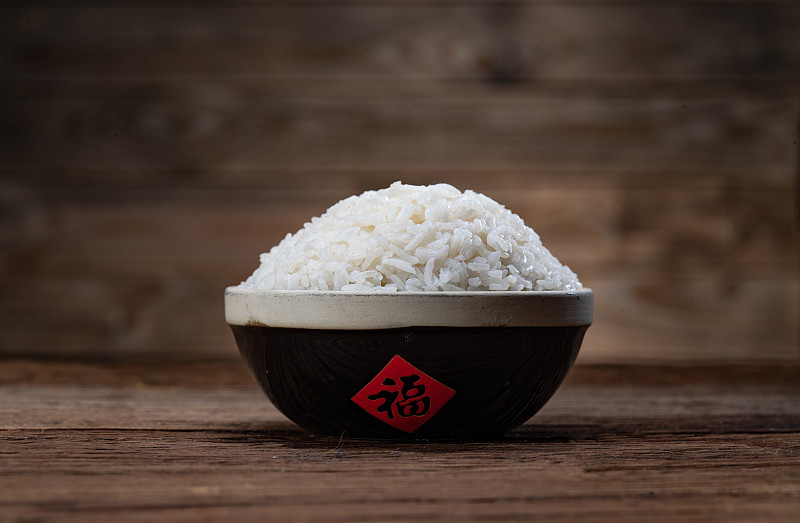 传统特色碗盛着米饭图片