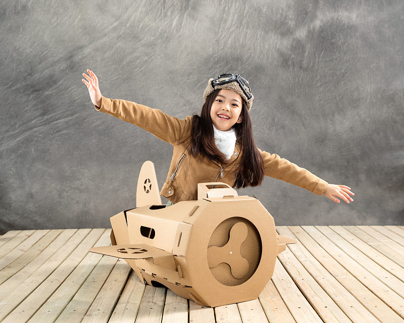 驾驶纸飞机的快乐儿童图片下载