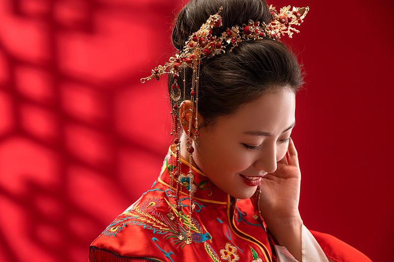 漂亮害羞的中式新娘图片下载