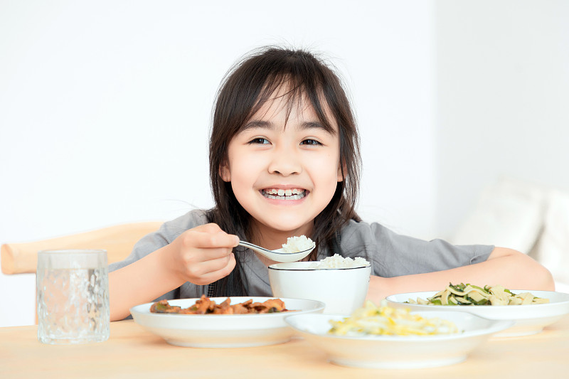 在家里吃午餐的亚洲小女孩图片素材
