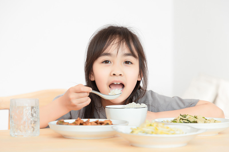 在家里吃午餐的亚洲小女孩图片下载