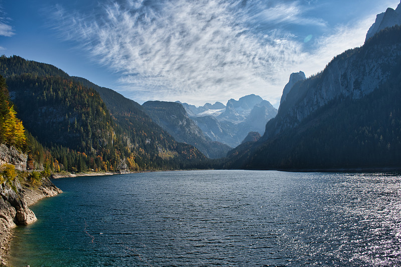 奥地利萨尔茨堡州菲尔兹穆斯湖和山脉的景色图片素材